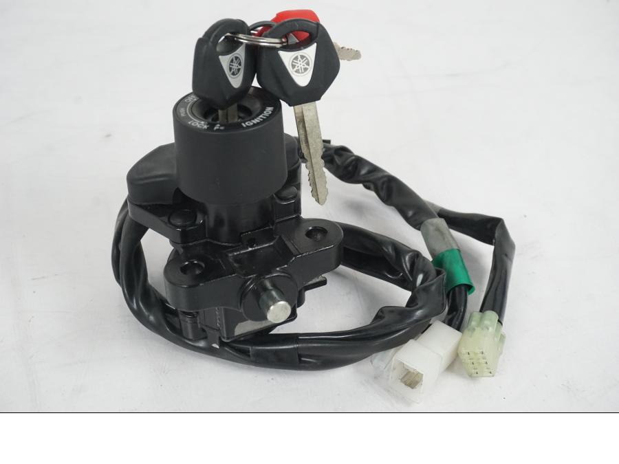 Extrabild5 på <p>Låssats från Yamaha MT-09 Tracer ABS 2016.</p>

<p>Tändningslås, antenn, cdi/ecu (2SC-8591A-00), tanklock, sadellås, 1st röd nyckel och 2st svarta nycklar</p> motorcykel.