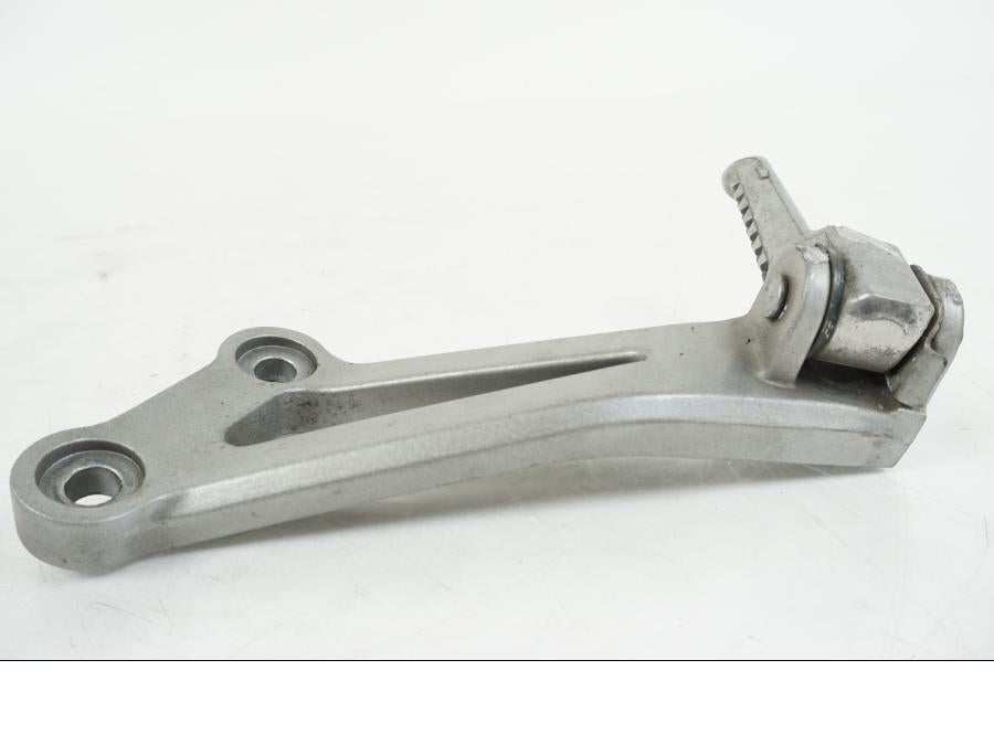 Vänster sida på Fotpinnefäste från en Kawasaki Z 750 -2006 motorcykel.