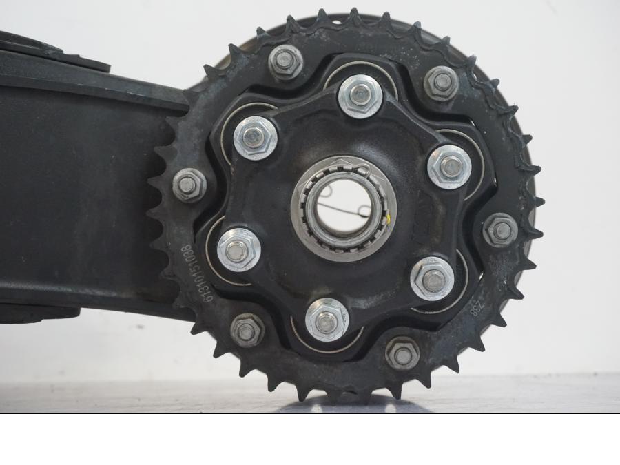 Snett uppifrån på Svingpaket från en KTM 1290 Super Duke R -2022 motorcykel.