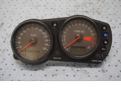 Baksidan på Instrumentpanel från en Kawasaki ZX-6R -2000 motorcykel.