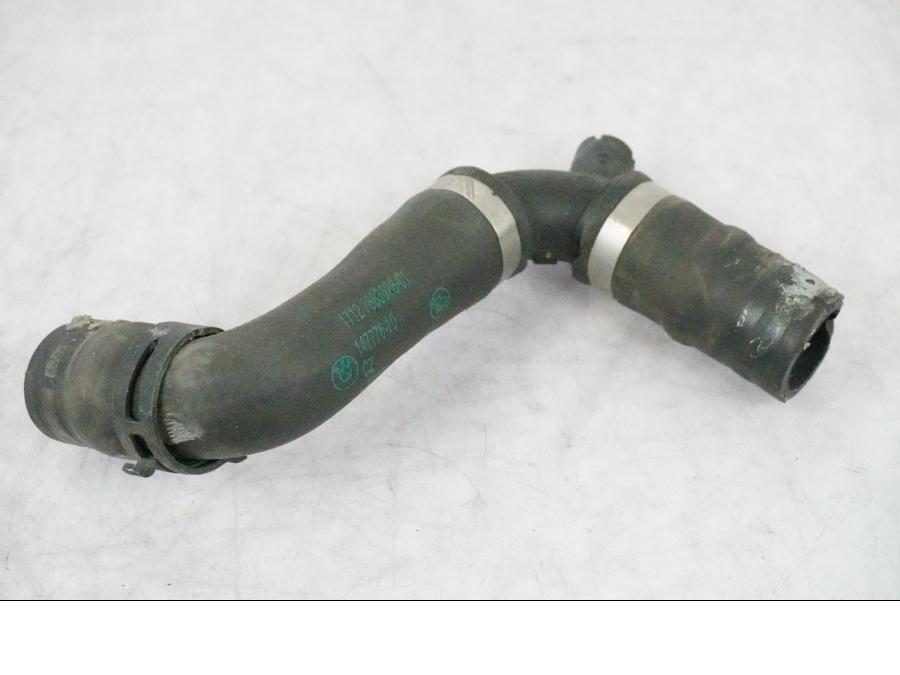 Baksidan på Vattenrör från en BMW K 1200 S -2005 motorcykel.