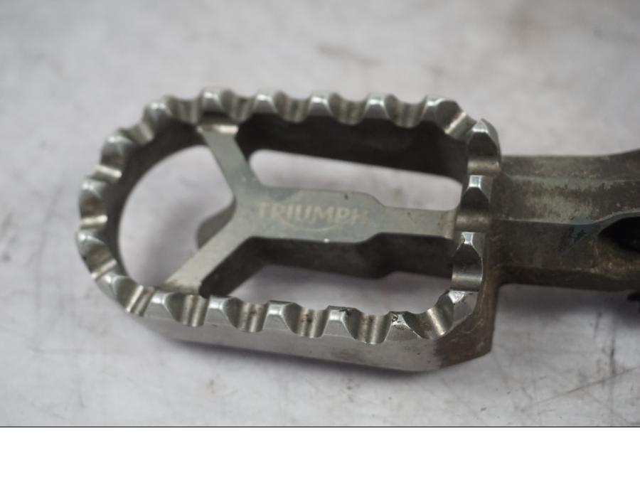 Baksidan på Fotpinne från en Triumph Tiger Explorer -2016 motorcykel.