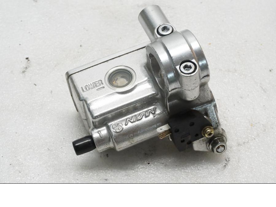 Baksidan på Bromshuvudcylinder från en Kawasaki VN 1500 Mean Streak -2003 motorcykel.