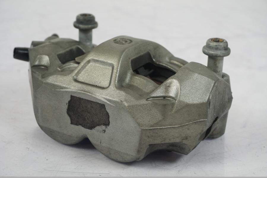 Vänster sida på Bromsok från en KTM 1290 Super Duke R -2018 motorcykel.