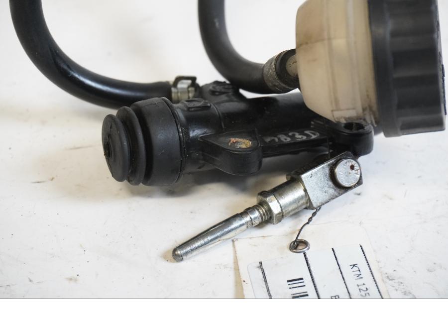 Baksidan på Bromshuvudcylinder från en KTM 125 Duke -2013 motorcykel.