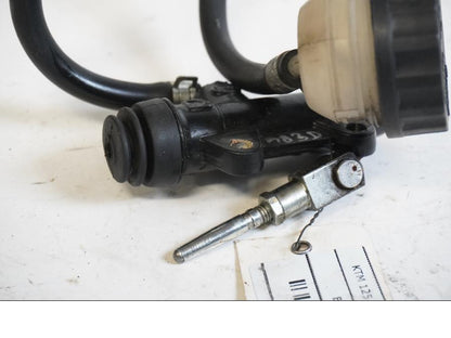 Baksidan på Bromshuvudcylinder från en KTM 125 Duke -2013 motorcykel.