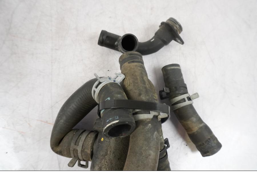 Höger sida på Vattenkyl Slang Set från en KTM 125 Duke -2017 motorcykel.