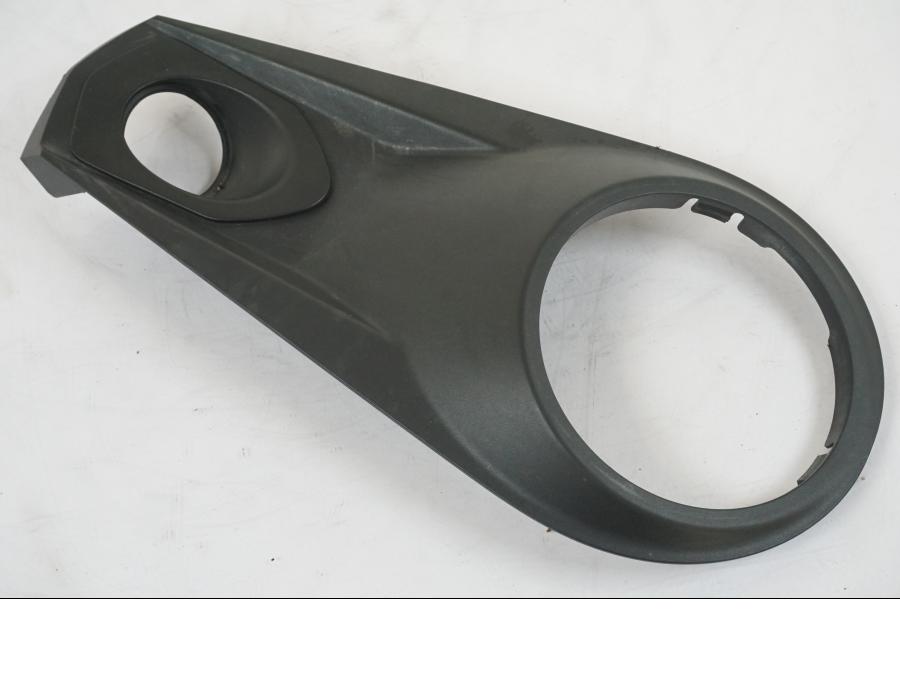 Framsidan på Bensintankkonsoll från en KTM 1290 Super Duke R -2015 motorcykel.