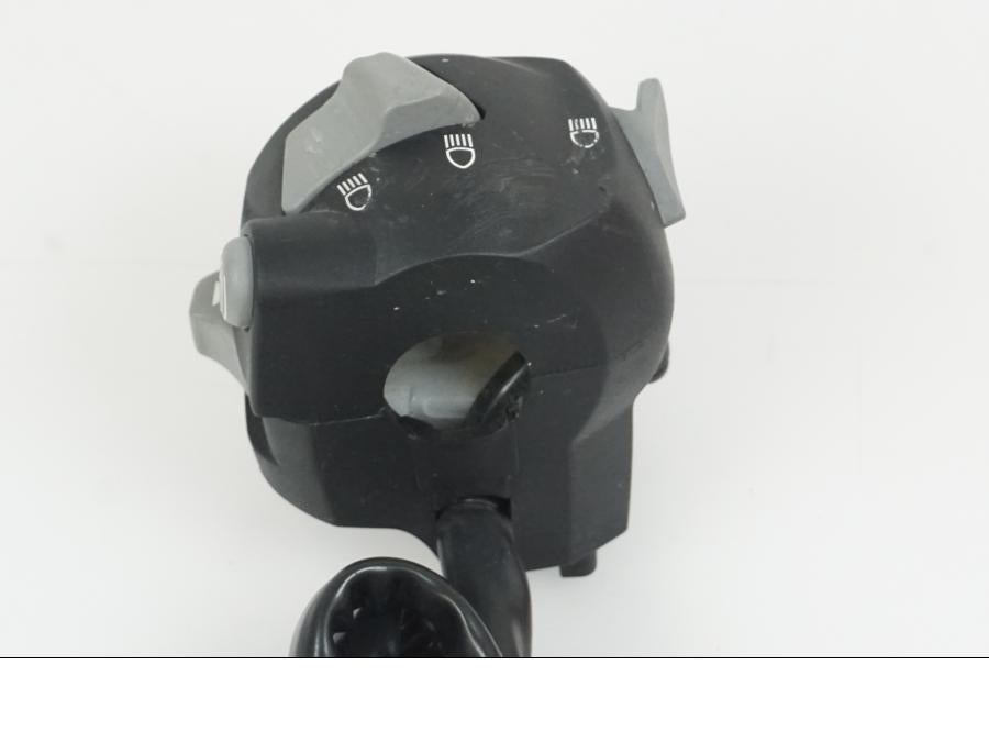 Snett uppifrån på Styrelreglage från en BMW G 310 GS -2017 motorcykel.