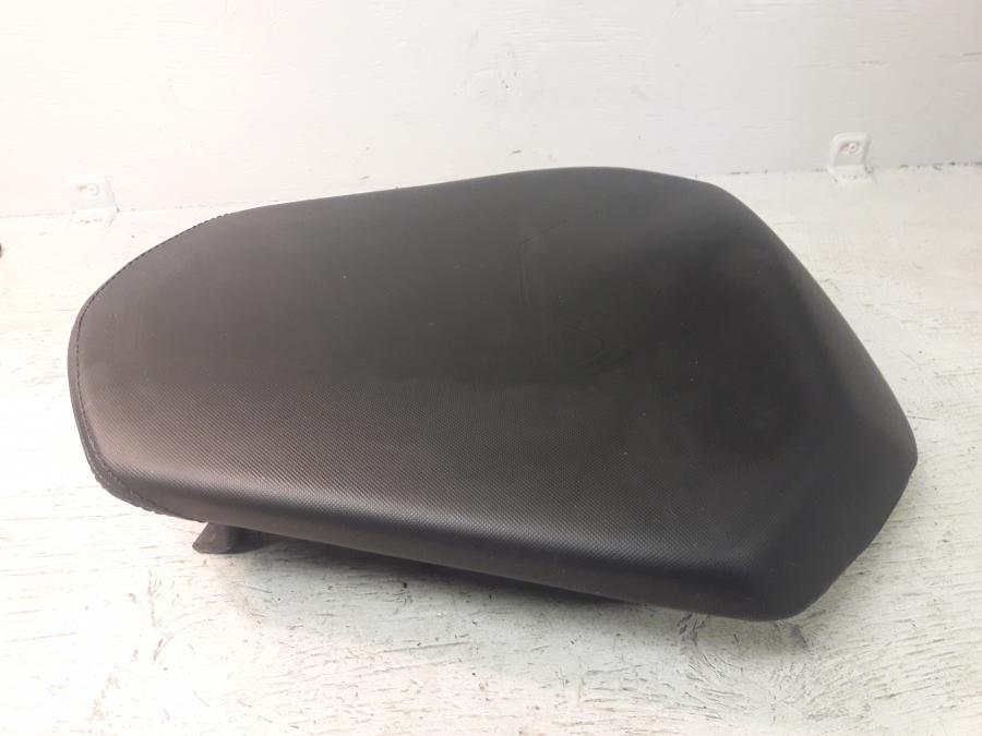 Framsidan på Sadel från en KTM 1290 Super Duke -2016 motorcykel.