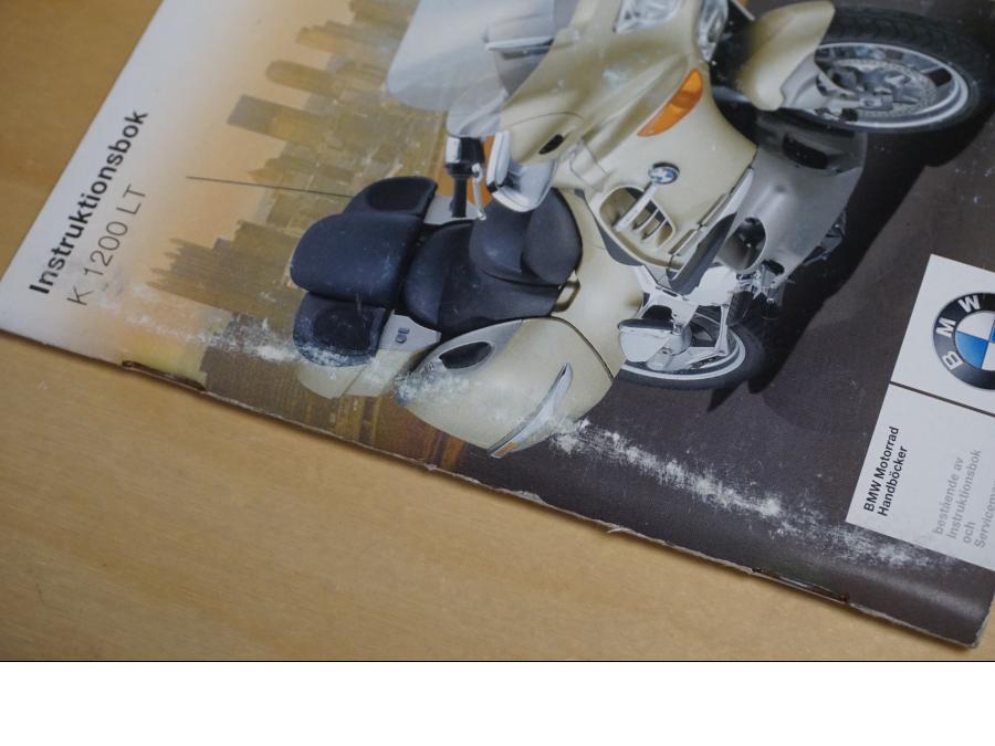Baksidan på Instruktionsbok från en BMW K 1200 LT -2006 motorcykel.