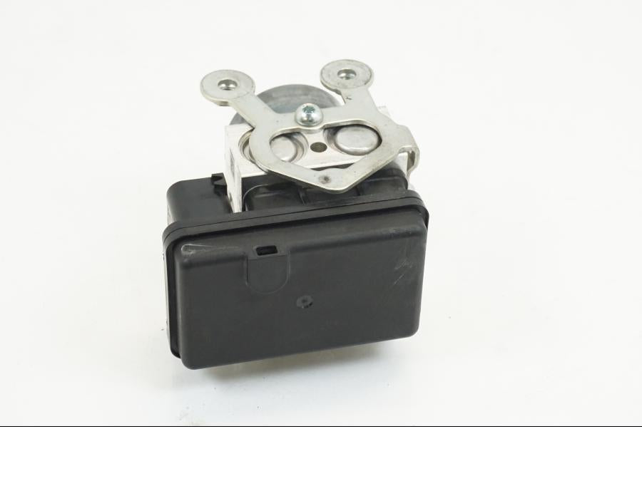 Snett uppifrån på ABS Modulator från en Yamaha MT-10 -2018 motorcykel.