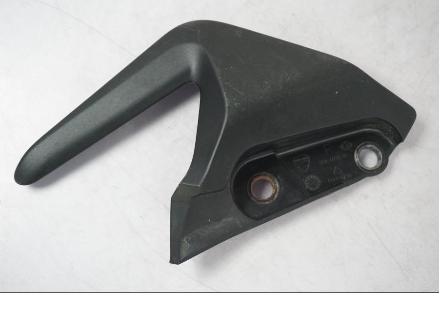 Vänster sida på Passagerarhandtag från en Ducati Monster 1200 -2014 motorcykel.