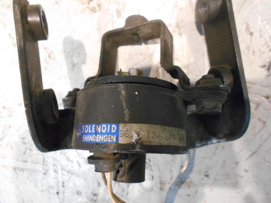 Framsidan på Dekompsolenoid från en Suzuki VS 1400 -1998 motorcykel.