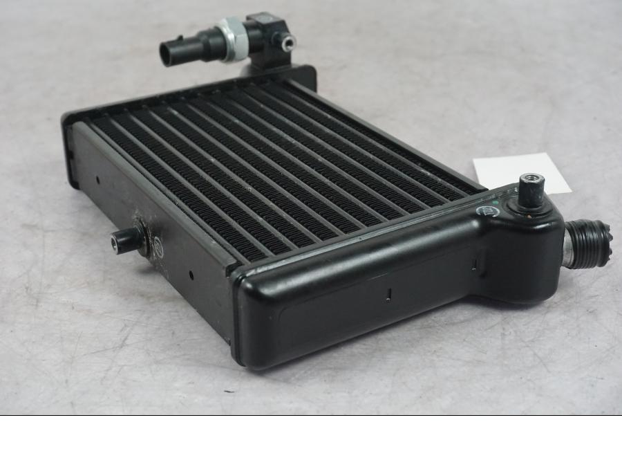 Vänster sida på Oljekyl från en Ducati Multistrada V4 -2024 motorcykel.