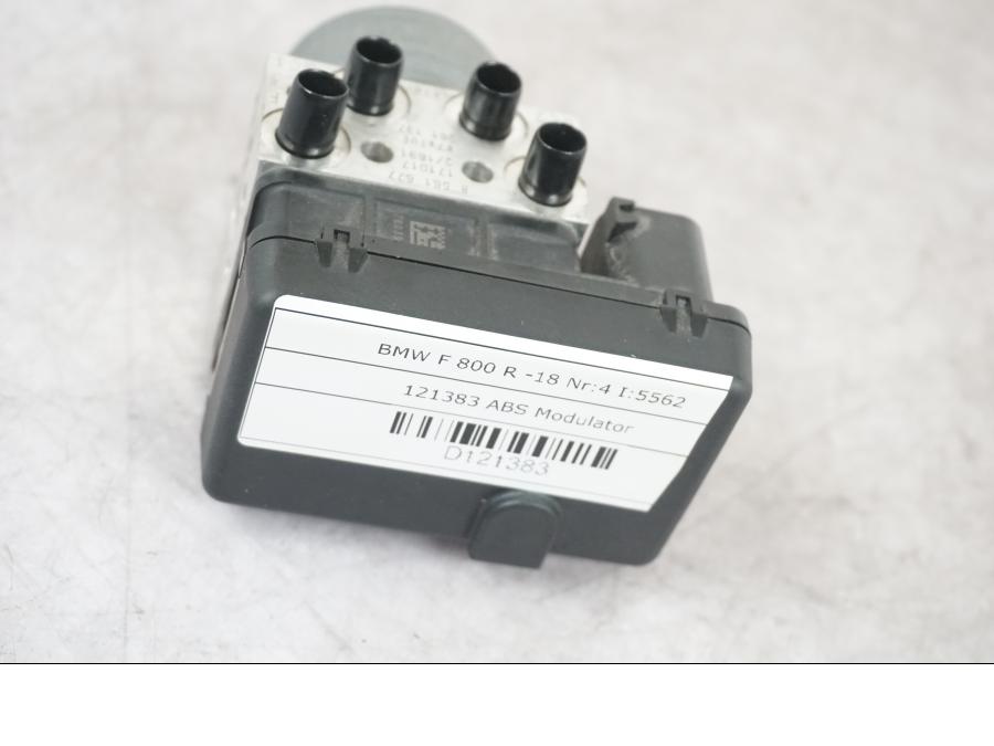 Snett uppifrån på ABS Modulator från en BMW F 800 R -2018 motorcykel.