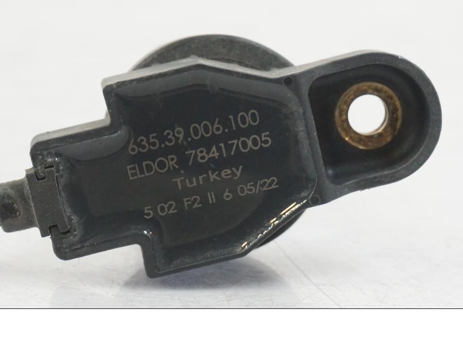 Snett uppifrån på Tändspole från en KTM 1290 Super Duke R -2022 motorcykel.