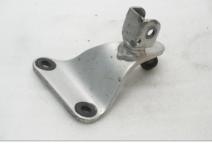 Baksidan på Fotpinnefäste från en Yamaha XVS 650 -2000 motorcykel.