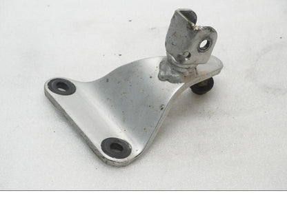 Baksidan på Fotpinnefäste från en Yamaha XVS 650 -2000 motorcykel.