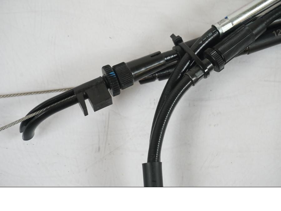 Snett uppifrån på Gasvajer från en Kawasaki Z 900 -2021 motorcykel.