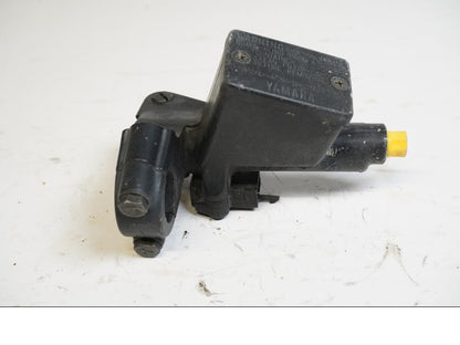 Baksidan på Kopplingshuvudcylinder från en Yamaha YZF 1000 R -1999 motorcykel.