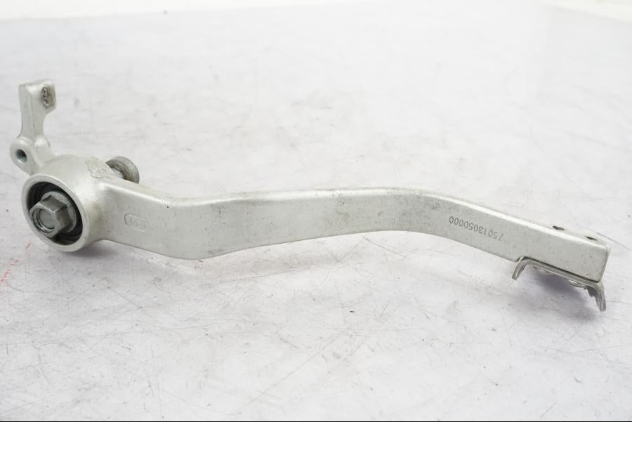 Snett uppifrån på Bromspedal från en KTM 690 Duke -2015 motorcykel.