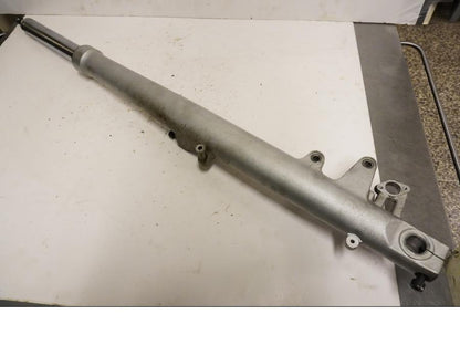 Snett nerifrån på Gaffelben från en BMW R 850 R -2004 motorcykel.