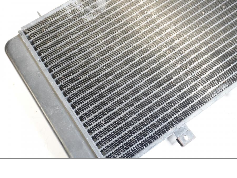 Snett uppifrån på Vattenkyl från en Triumph TT 600 -2000 motorcykel.