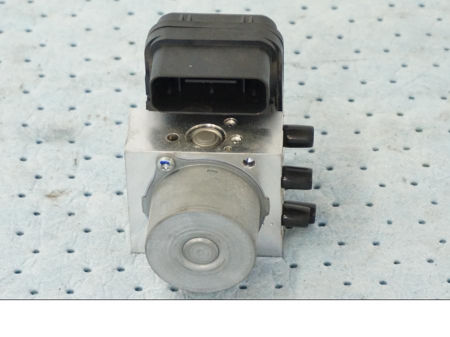 Snett uppifrån på ABS Modulator från en Yamaha X-Max 250 -2016 scooter.