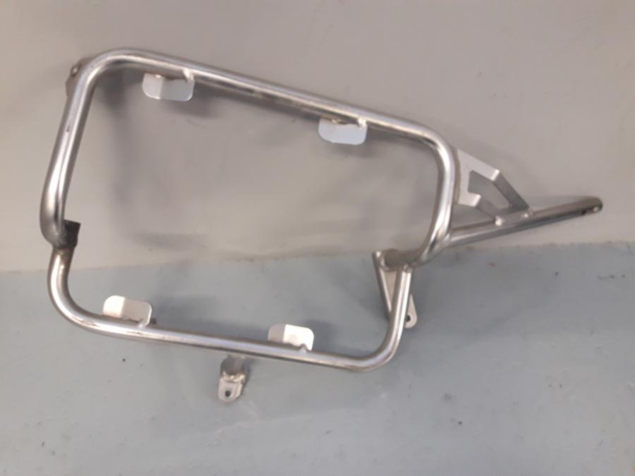 Framsidan på Sidoväskhållare från en BMW R 1200 GS -2006 motorcykel.