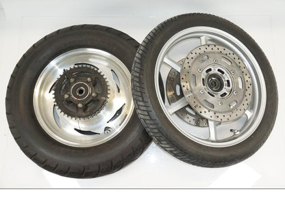 Framsidan på Hjulpaket från en Triumph Speedmaster -2006 motorcykel.