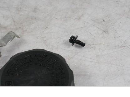 Vänster sida på Bromsvätske lock från en Yamaha MT-09 -2024 motorcykel.