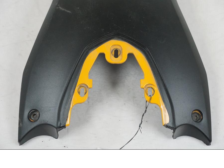 Snett nerifrån på Bensintankskåpa från en BMW F 800 GS -2008 motorcykel.