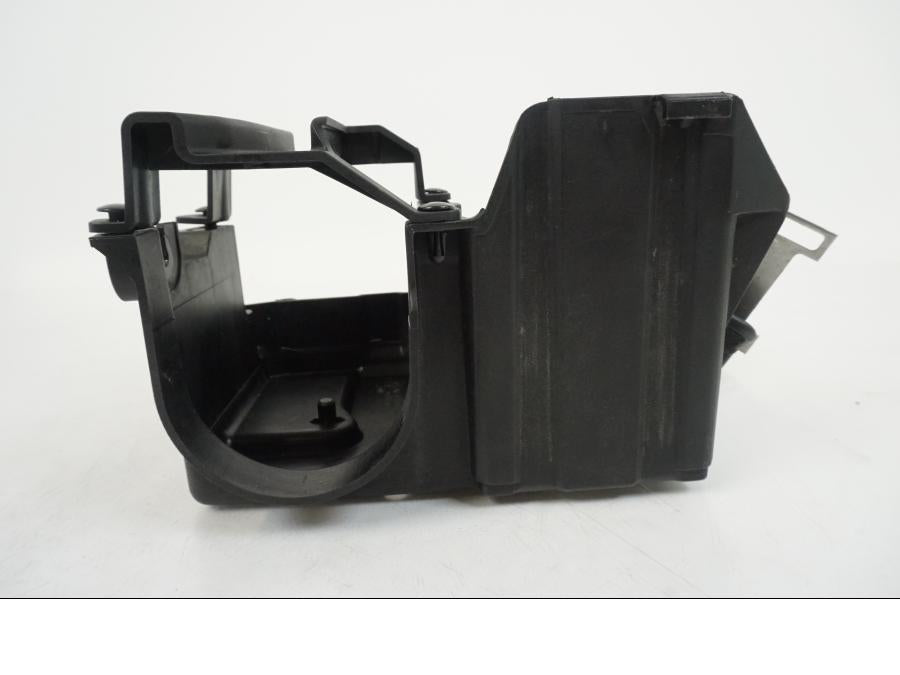 Snett uppifrån på Batterihållare från en BMW F 650 CS -2002 motorcykel.