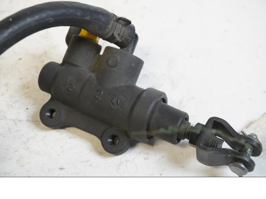 Baksidan på Bromshuvudcylinder från en BMW R 1200 RS -2015 motorcykel.