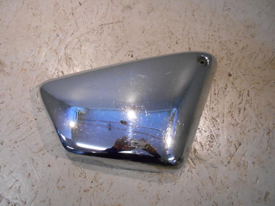 Framsidan på Sidopanel från en Suzuki VZ 800 -2000 motorcykel.