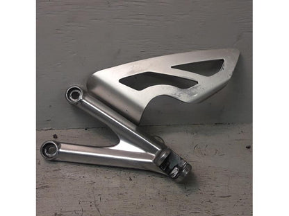 Framsidan på Fotpinnefäste från en Triumph Daytona 675 -2009 motorcykel.