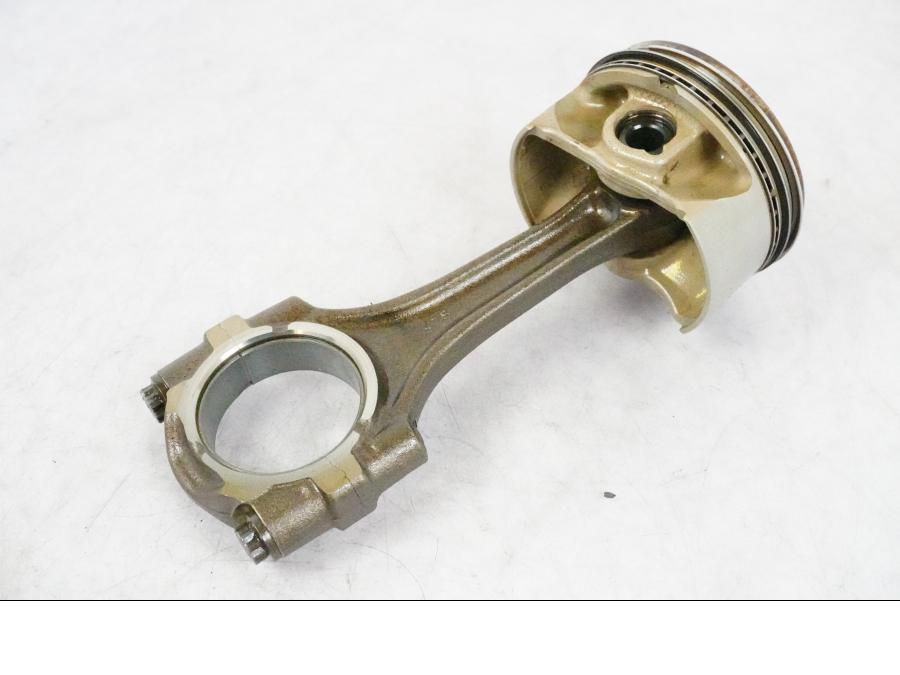 Framsidan på Kolv från en BMW F 800 GS -2009 motorcykel.