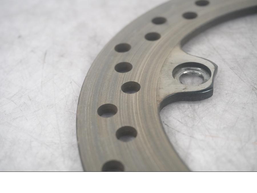 Baksidan på Bromsskiva från en Triumph Daytona 600 -2003 motorcykel.