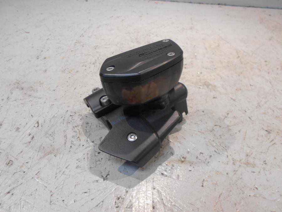 Framsidan på Bromshuvudcylinder från en BMW K 1600 -2015 motorcykel.