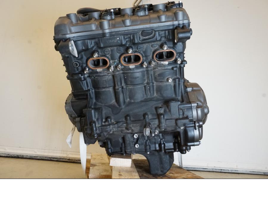 Snett nerifrån på Motor från en Triumph Speed Triple -2021 motorcykel.