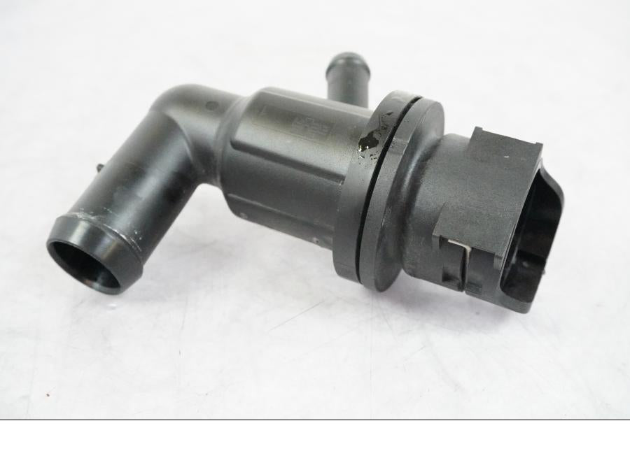 Framsidan på Vattentermostathus från en BMW R 1250 GSA -2021 motorcykel.