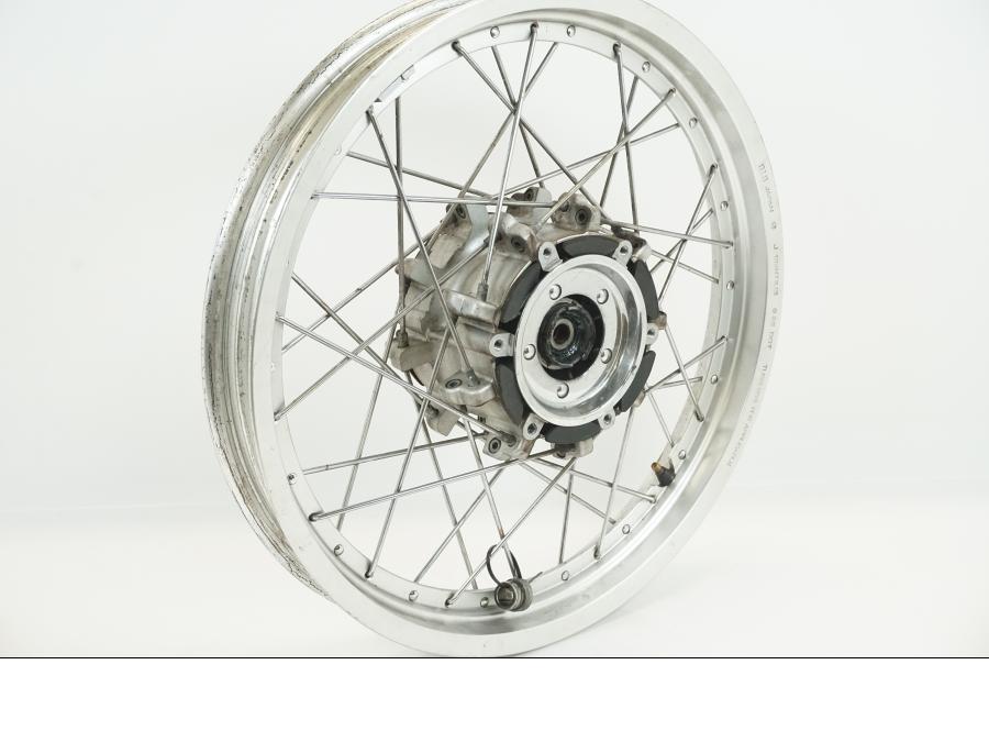 Baksidan på Fälg från en Yamaha XV 750 -1998 motorcykel.