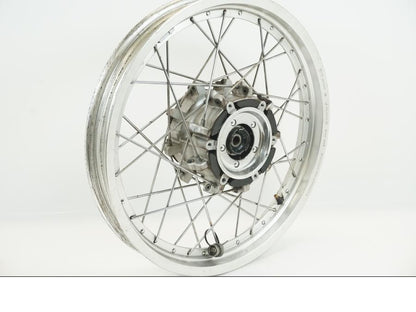 Baksidan på Fälg från en Yamaha XV 750 -1998 motorcykel.