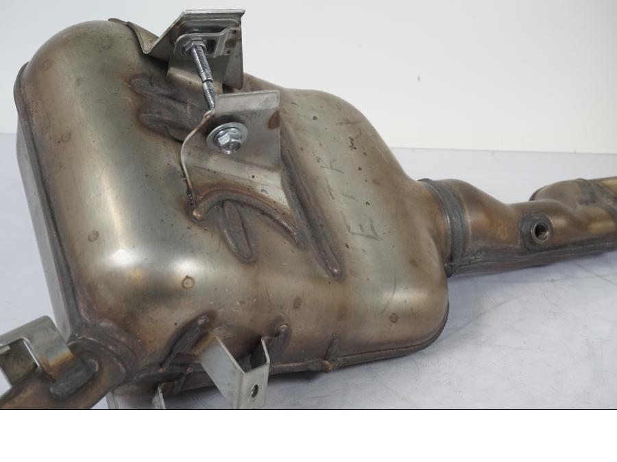 Höger sida på Avgassystem från en Yamaha MT-07 Tracer -2016 motorcykel.