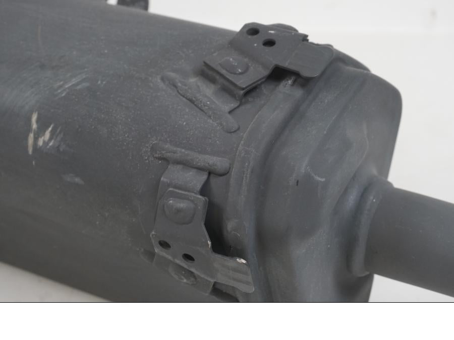 Höger sida på Ljuddämpare från en Kawasaki Z 125 -2023 motorcykel.