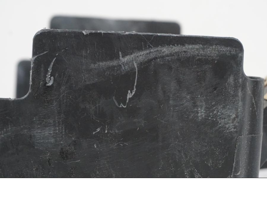 Extrabild4 på Batterihållare från en Yamaha YZF 1000 R1 -2007 motorcykel.