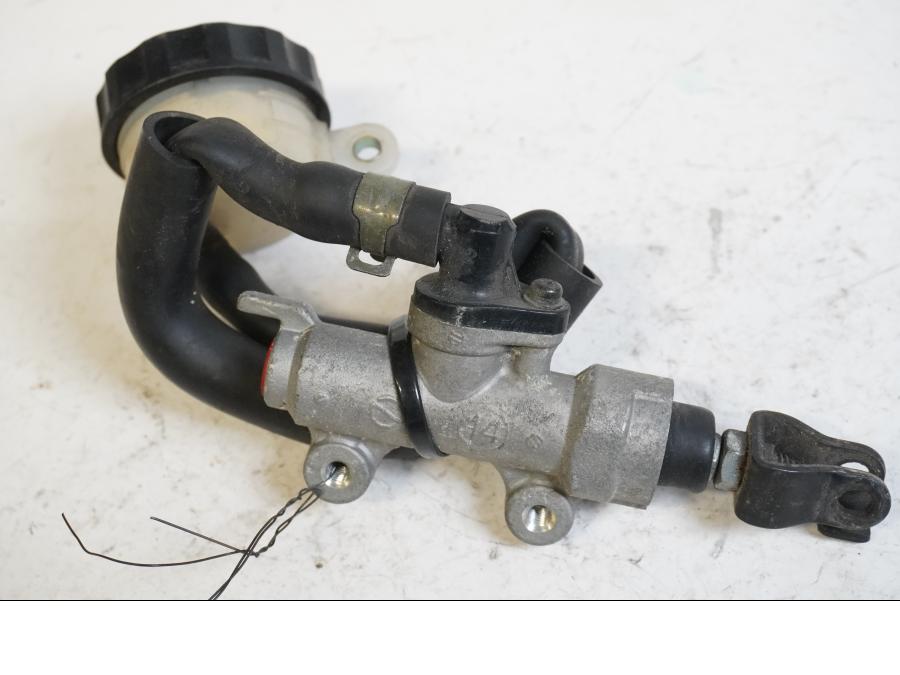 Framsidan på Bromshuvudcylinder från en Honda CB 600 Hornet -1998 motorcykel.