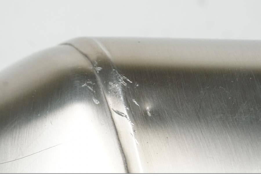 Snett uppifrån på Ljuddämpare från en BMW R 1200 R -2014 motorcykel.