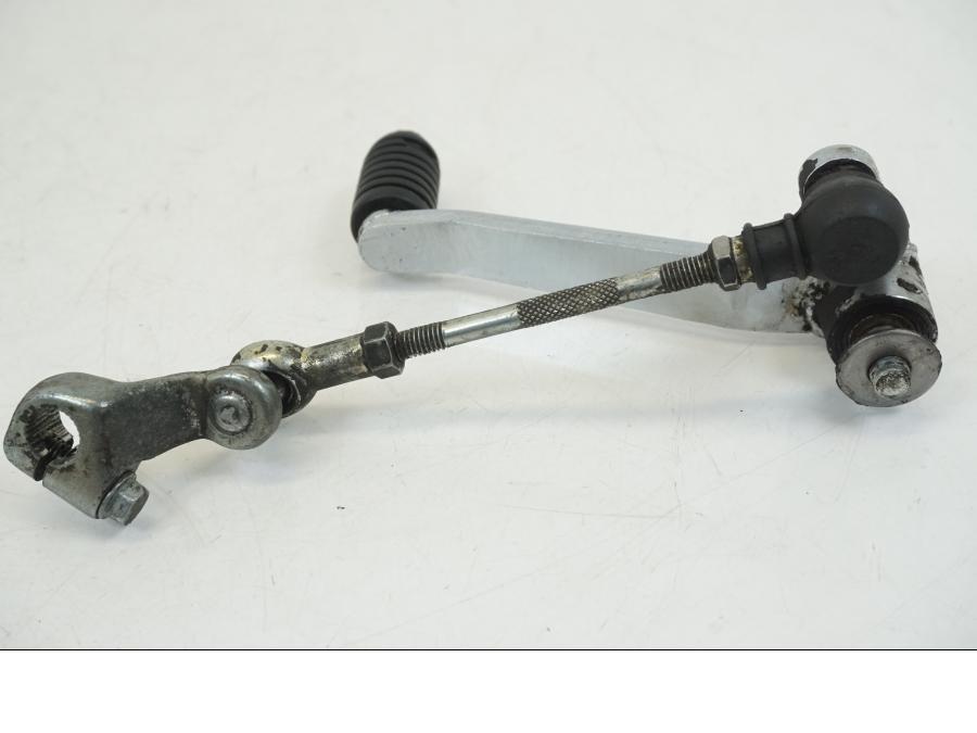 Snett uppifrån på Växelpedal från en Honda CB 750 -2002 motorcykel.